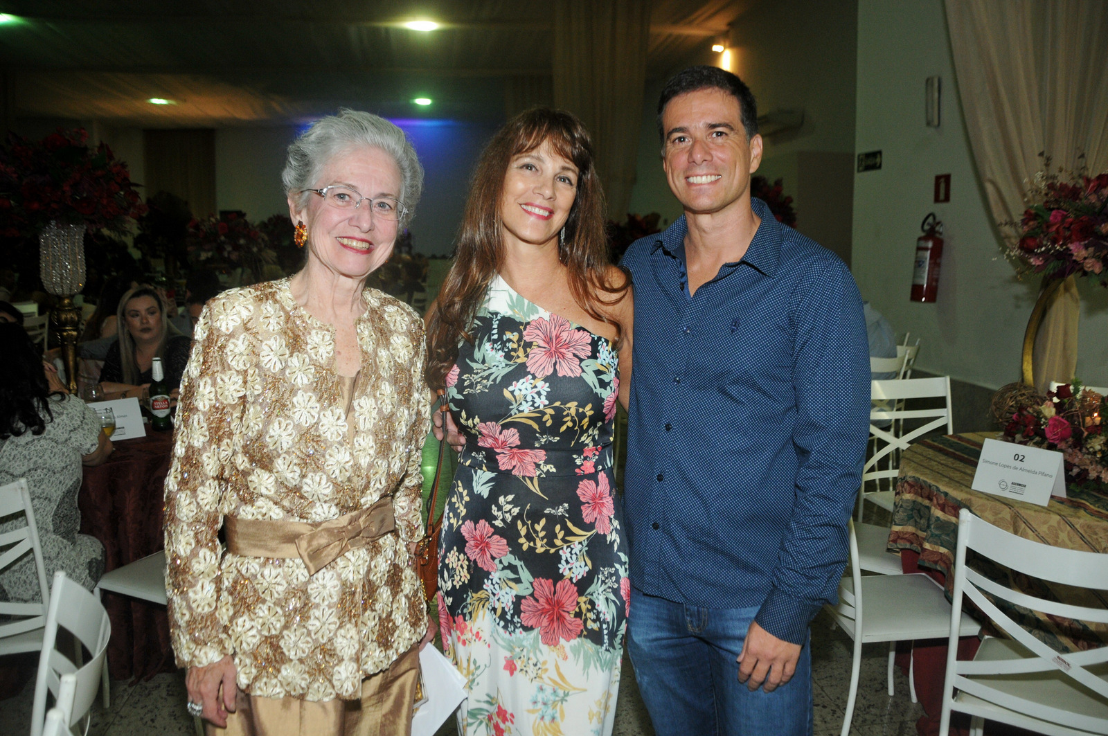 Vanda Lisboa, Wânia Sarmento (aniversariante desta quarta-feira) e José Eduardo Lisboa, no jantar Mesas de Natal da Ascomcer, no Marcellu's Aero Foto: Andréa Ottoni