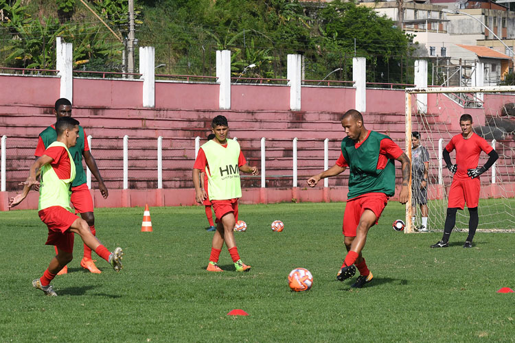 Sem Surian, Osmar Coelho comanda os treinos do Tupynambás 2 Anderson-Lateral-Esquerdo-Tupynambás