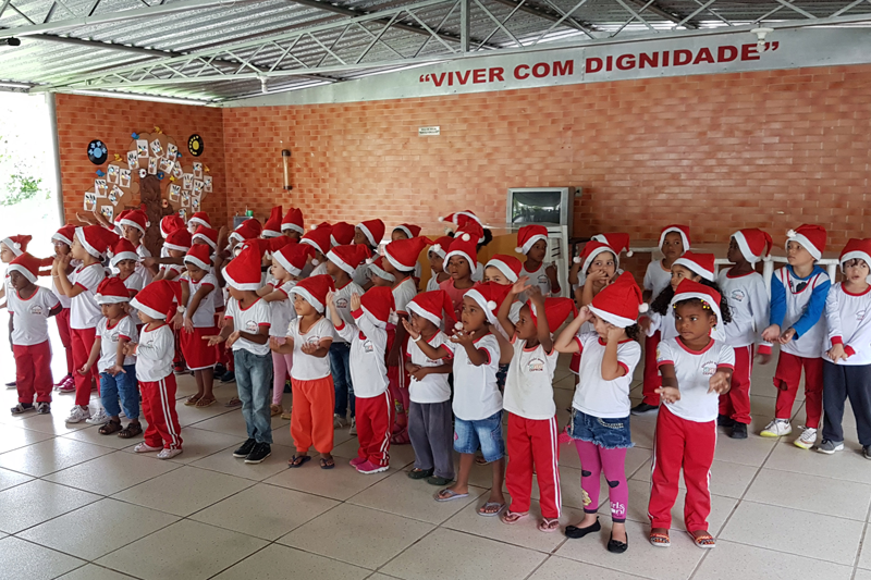 Imagem: Crianças do Ceprom realizam cantata de Natal para idosos do abrigo Santa Helena