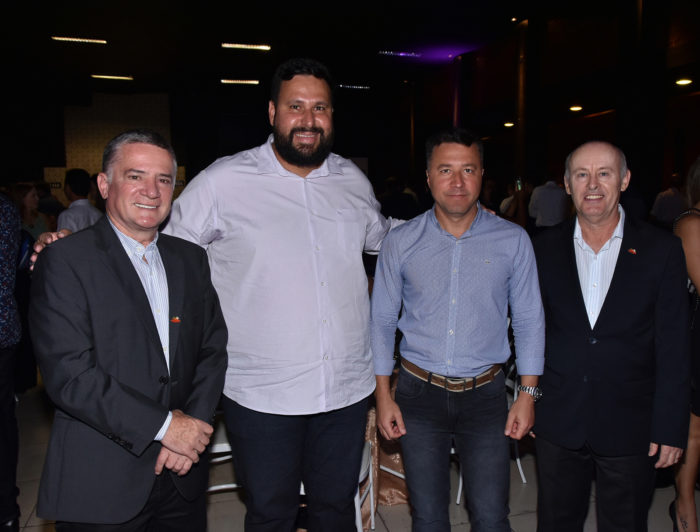 Jovino Campos, o ex-prefeito (e deputado eleito) Raul Belém, Marcelo Detoni e Paulo Roberto Lopes 1 Jovino Campos, o ex-prefeito (e deputado eleito) Raul Belém, Marcelo Detoni e Paulo Roberto Lopes no jantar que o Grupo Bahamas promoveu, anteontem, no Ópera Hall, em Araguari Foto: Arcélio Mendonça