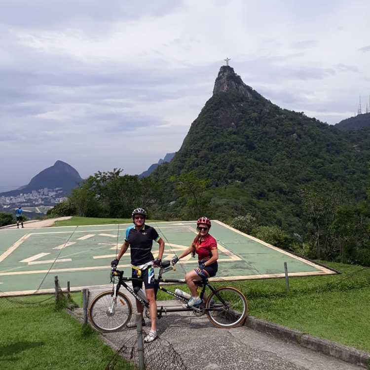 Com esclerose múltipla, juiz-forana conta como o ciclismo lhe trouxe amor, saúde e qualidade de vida 3 Fernanda e Wander em Rio de Janeiro Cristo Arquivo pessoal 02