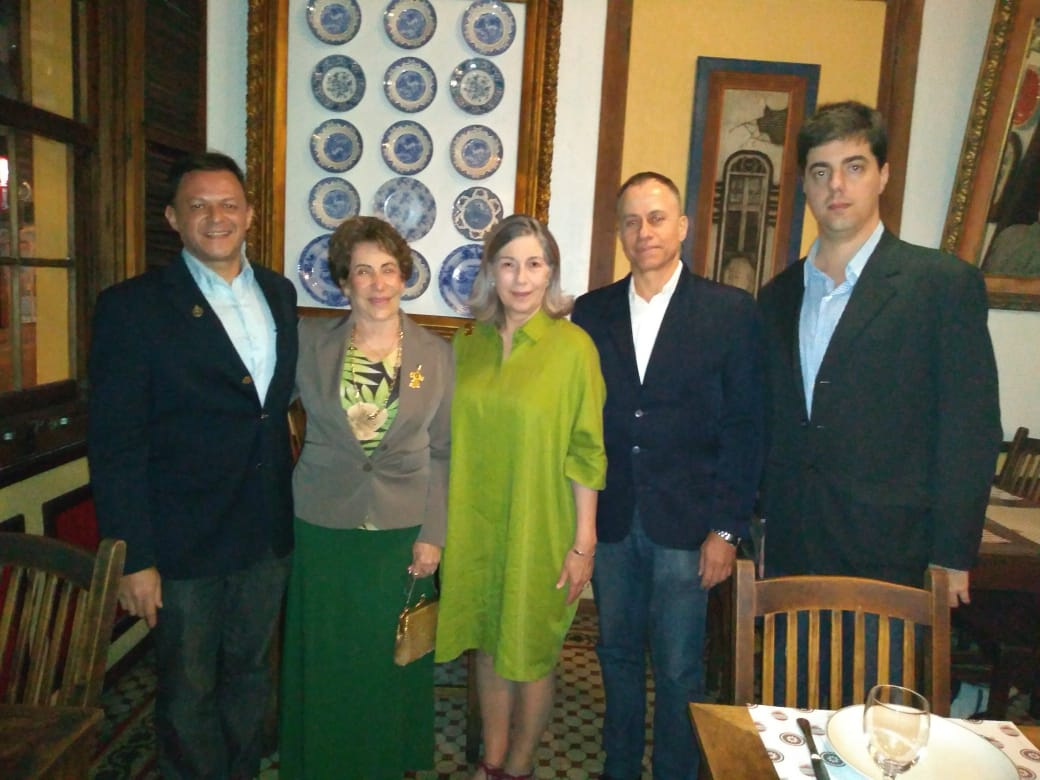 No jantar do Berttu’s, os monarquistas Jean Menezes do Carmo, Vicentina Amorim, dona Elisabeth de Orleans e Bragança Martorel, Tadeu Mourão Zanini e Natan Ramalho