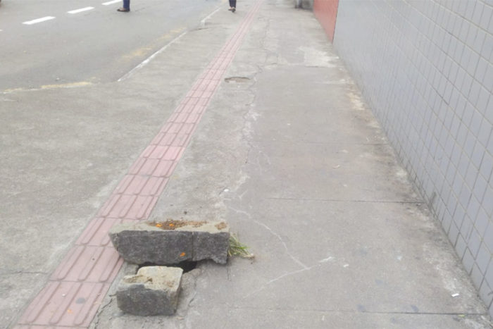 Buraco na calçada na Avenida dos Andradas atrapalha fluxo de pedestres 1 VU Av dos Andradas