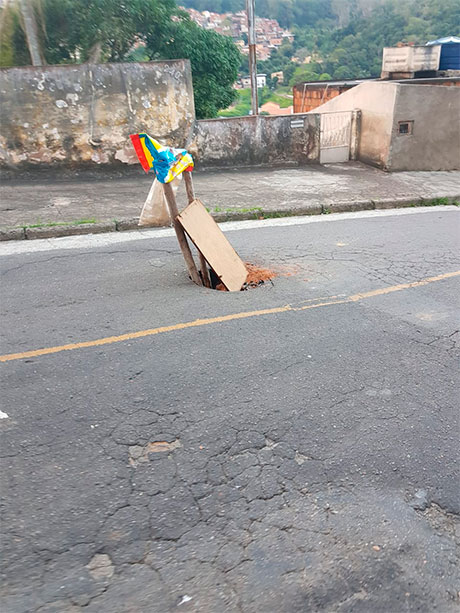 Buraco em rua complica trânsito no Bairro de Lourdes 1 Vida-Urbana-Bairro-de-Lourdes
