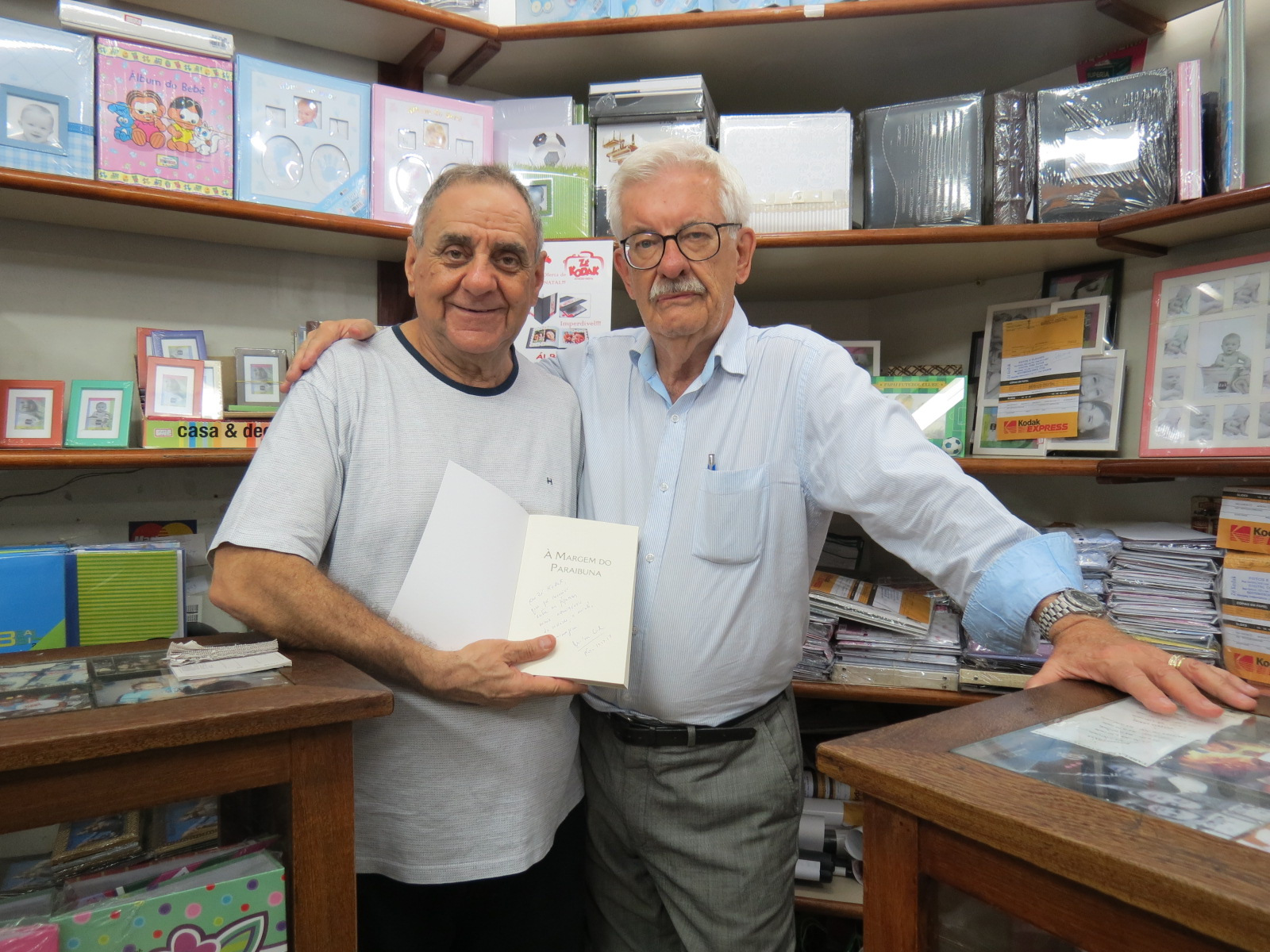 José Carlos (Zé Kodak) Passos recebeu do jornalista Wilson Cid, o livro “À Margem do Paraibuna”