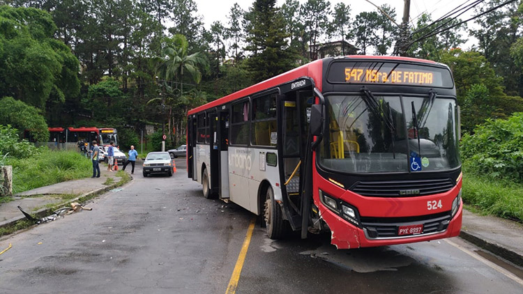 Motorista é arremessado de veículo após colidir com ônibus e dois carros 2 acidente marcelo ribeiro1