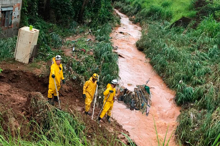 Zona Leste tem 74 chamados dos 100 registrados pela Defesa Civil 1 bombeiros córrego1