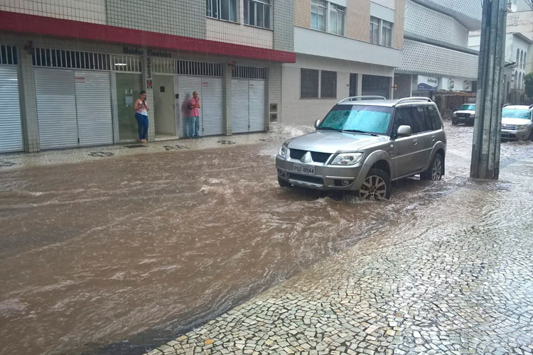 Pancadas de chuva alagam ruas de Juiz de Fora 2 chuva by kath