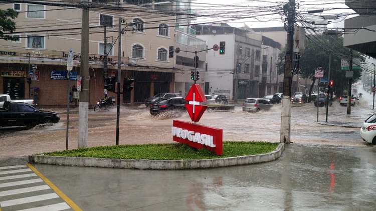 Pancadas de chuva alagam ruas de Juiz de Fora 3 chuva itamar franco by andre castro