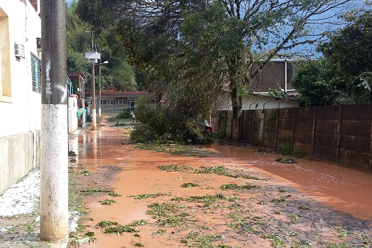 Temporal atinge Simão Pereira e deixa 15 famílias desabrigadas 4 chuva simao6