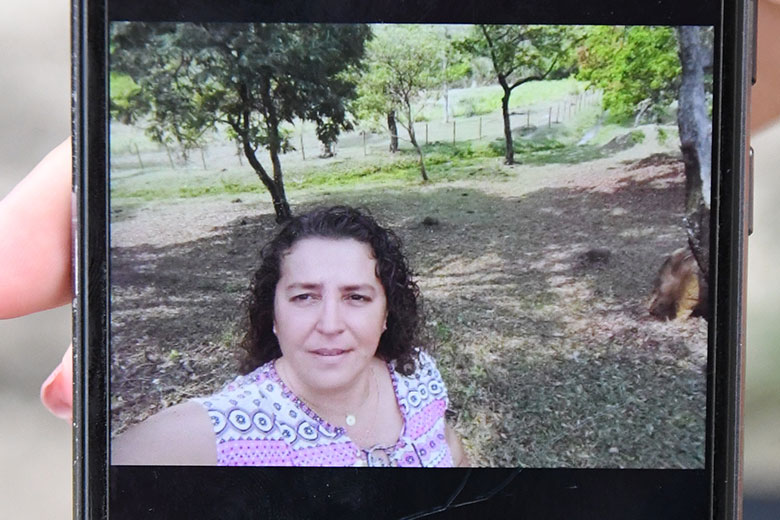 Carro arrastado para dentro do Paraibuna é resgatado 2 desaparecida apos chuva Silvia fatima do Nascimento y marcelo1