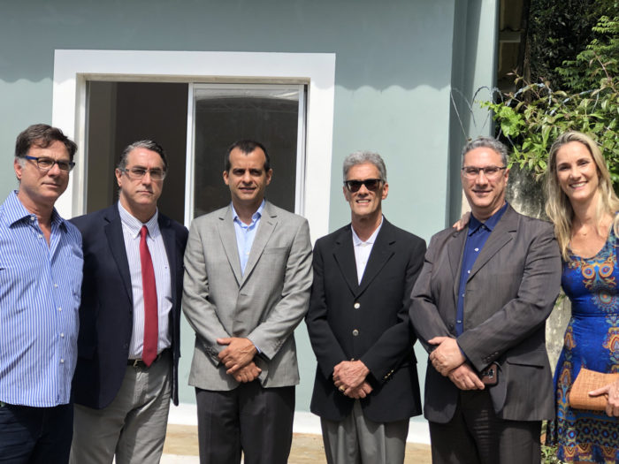  No descerramento da placa de inauguração da "Casa do Residente Doutor João José Sabino Tostes", no Hospital João Penido, o diretor Daniel Miotto ladeado pelos filhos do homenageado, Rodolfo, Alexandre, José, Cristiano e Patrícia Tostes