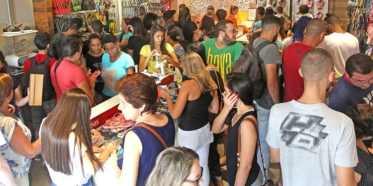 Centro registra corre-corre a poucas horas do Natal 1 movimento natal mat