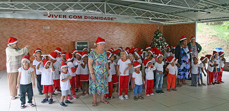 Cantata de Natal une gerações de crianças e idosos 1 natal fernando priamo2