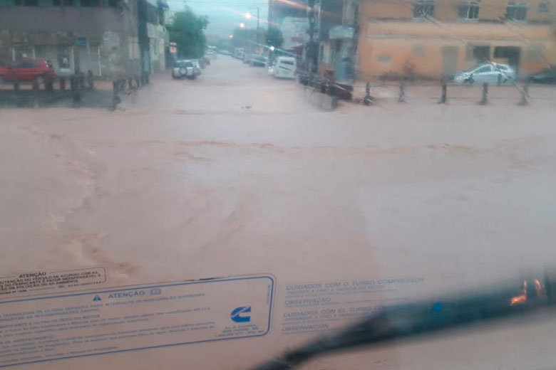 Chuva forte e granizo marcam o início do verão em Juiz de Fora 3 rua custodio tristao by Rodrigo dos Santos Gomes