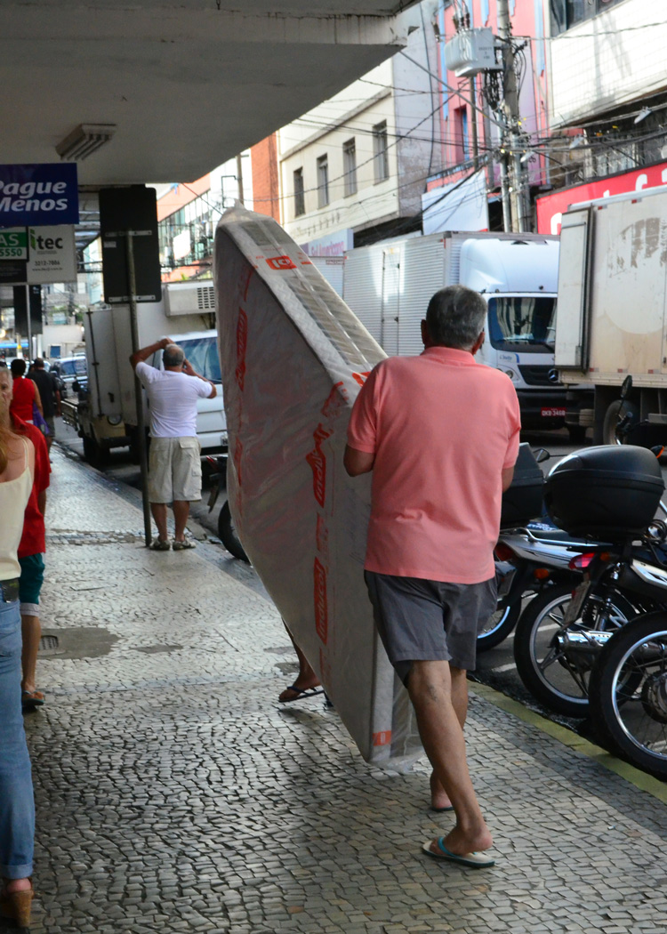 Liquidação em rede de lojas movimenta Centro nesta sexta-feira 1 04.01.2019 09.01