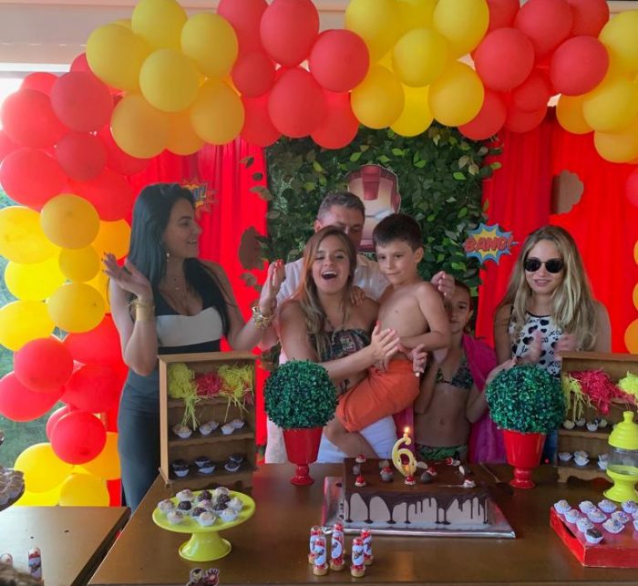 Ivan e Grazi Queiroz foram anfitriões de bonita e animada festa de aniversário de Ivanzinho 2 Grazi Queiroz, Maria Eduarda Hermes, Ivan Queiroz com o filho Ivanzinho, Valentina Hermes e Vitória Queiroz