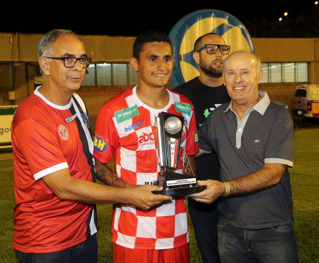 Giovani, autor do belíssimo gol recebeu do prefeito Antônio Almas e Paulo Roberto Lopes 1 Antônio Almas Geovani troféu ao craque do Jogo e Paulo Roberto Lopes