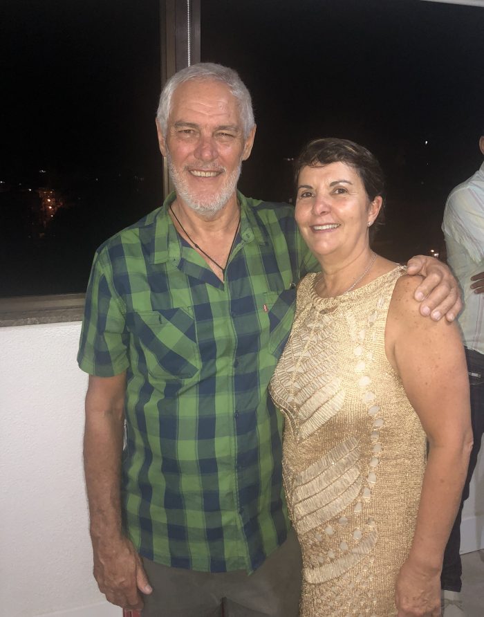 Regina e Milton Prudente ladeando o filho Matheus, no jantar da formatura de medicina da Suprema 3 Ricardo e Márcia Peralva Procópio em noite informal