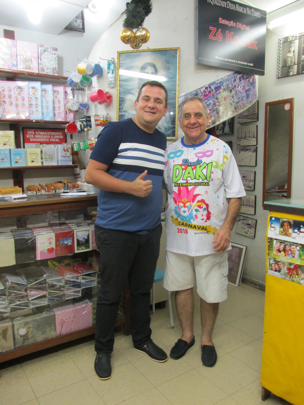 O padre Pierre Cantarino e José Carlos Passos, na Loja do Zé Kodak, num bate-papo sobre o desfile da Banda Daki