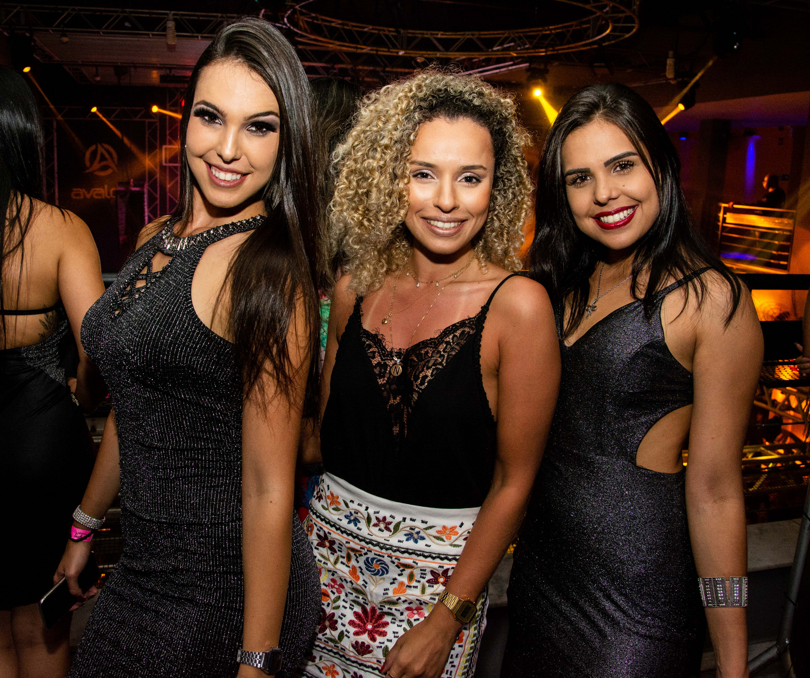 Geise Delgado e Neylson Almeida clicados na movimentada noite do Privilège/Fishbone 2 Pâmela Lopes, Natali Orquiza e Lara Lopes em noite de festa na Avalon