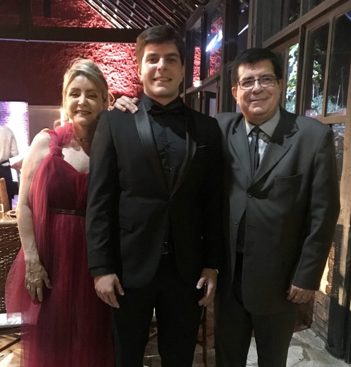 Regina e Milton Prudente ladeando o filho Matheus, no jantar da formatura de medicina da Suprema 1 Regina e Milton Prudente ladeando o filho Matheus, no jantar da formatura de medicina da Suprema, na Estação São Pedro