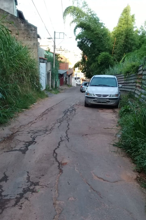 Mato alto e estacionamento irregular dificultam acesso 1 VU 23 011