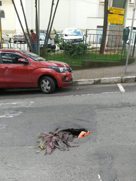 Buraco apresenta risco no Centro 1 VU buraco rua fernando lobo 28 01 2019