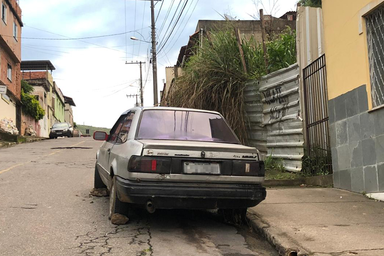 Mato alto e carro abandonado em via no Cerâmica 1 VU cerâmica2 divulgação