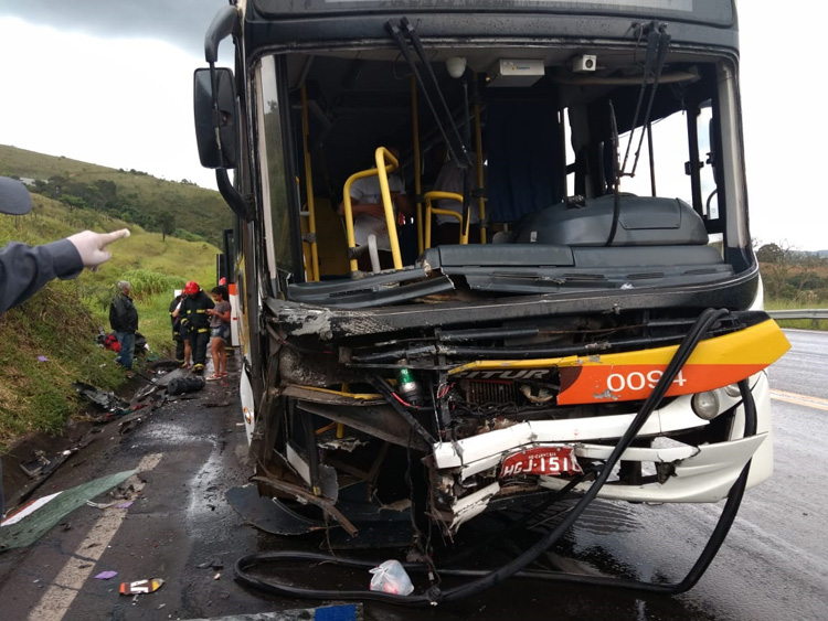 Mulher morre em acidente na BR-040 2 acidente alfredo vasconcelos 2 foto bombeiros