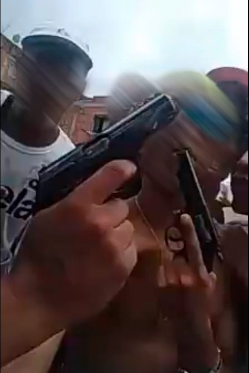 Jovens ostentam armas e atiram para o alto em baile no Chapadão 1 chapadao reproducao2