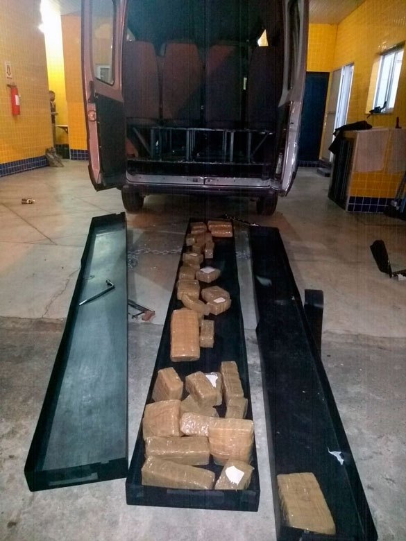 Cão farejador da PM ajuda PRF a encontrar dinheiro em fundo falso 1 dinheiro e fundo falso by PM