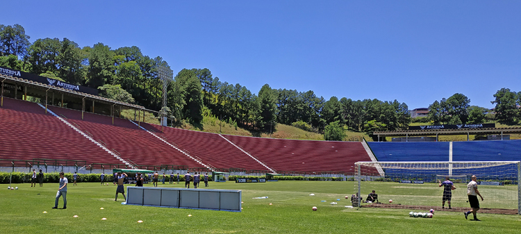 Tupi fecha treino no Estádio Municipal antes de estreia 1 esp estádio tupi foto bruno kaehler3