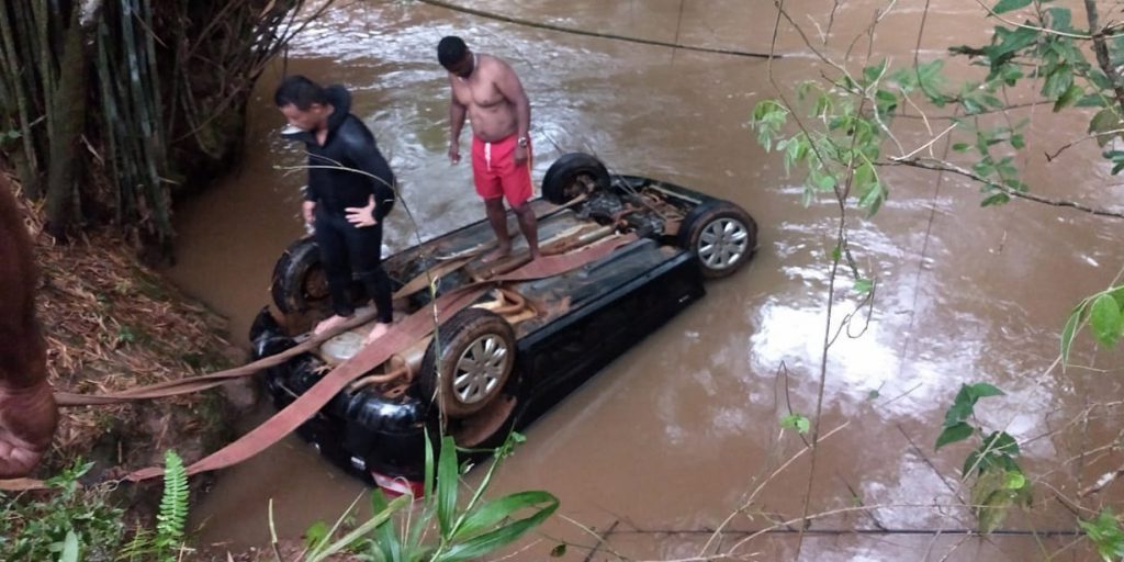 para capa carro que caiu no rio foto bombeiros