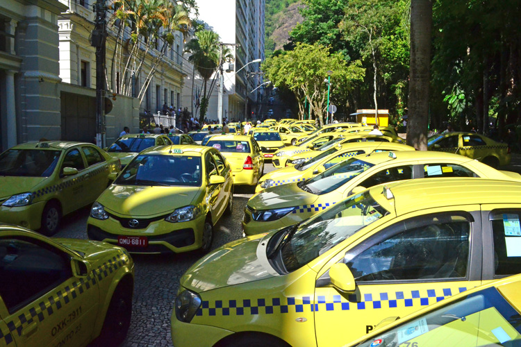 Taxistas fazem ato no Centro com indicativo de greve 3 taxistas by olavo prazeres