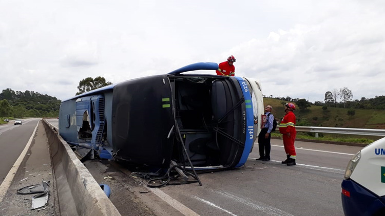 Ônibus roda, bate em mureta e tomba na BR-040 1 ônibus foto olavo prazeres