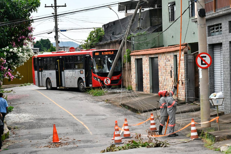 2ônibus bate em poste by marcelo ribeiro1