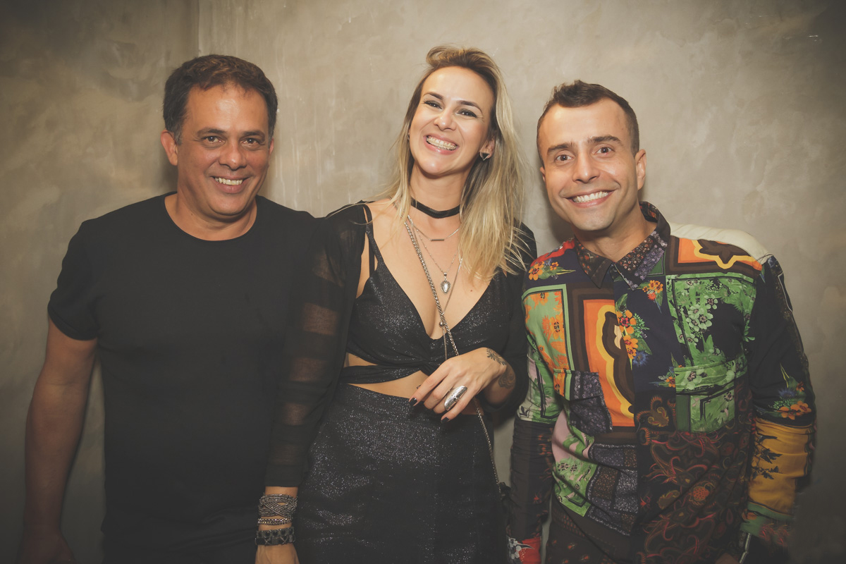 Fernanda Tostes ladeada por Octávio Fagundes e Rafael Barino 1 Fernanda Tostes ladeada por Octávio Fagundes e Rafael Barino