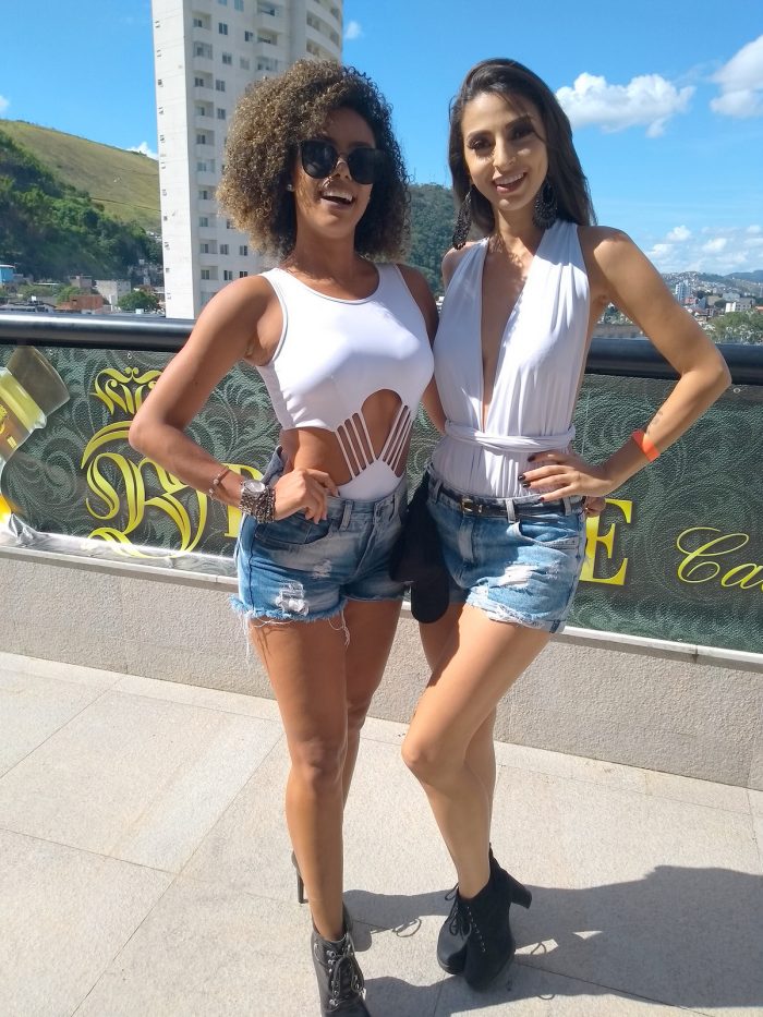 Jéssica Marisol e Camila Ribeiro clicadas no Bloco Nega Maria, no Trade Hotel 