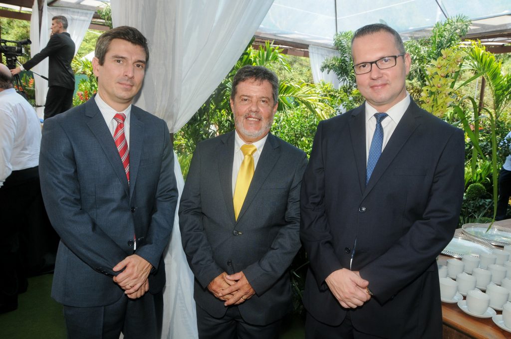 Homero Gonçalves Neto, José Sóter Figuerôa e Lincoln Fagundes Netto dos Santos na inauguração Hospital da Unimed 1 AOT 7293