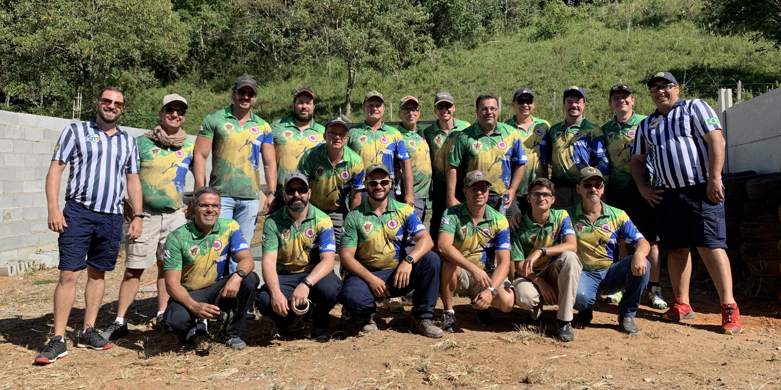 Dia do Atleta: um par de tênis e muitas histórias para contar 4 Campeonato do tiro em Extrema: Fred Romanos, Giuliano Buabud, Bruno Franco, Fabrício Bastos, Murillo Siqueira, Carlos Oscar Niemeyer, Mauro Ribeiro, João Pedro Niemeyer, Hélio Auad, Wesley Ashidani, Fabiano Vidigal, Alexandre Barsante e Douglas Fedoceo (em pé), Macellus Leite, Ricardo Januzzi, Victor Souza Gomes, Cristiano Ramos, Hélio Auad Neto e Luiz Alberto Almeida, integraram a equipe do Clube de Tiro Caça e Pesca de Juiz de Fora na primeira etapa do Campeonato Mineiro de Tiro Prático, em Extrema, no Sul de Minas. Destaque para Fabiano e Carlos Oscar (mini rifle open), Giuliano (classic), João Pedro (standard), Marcellus, Hélio Neto e Mauro (light) e Ricardo (CCT).