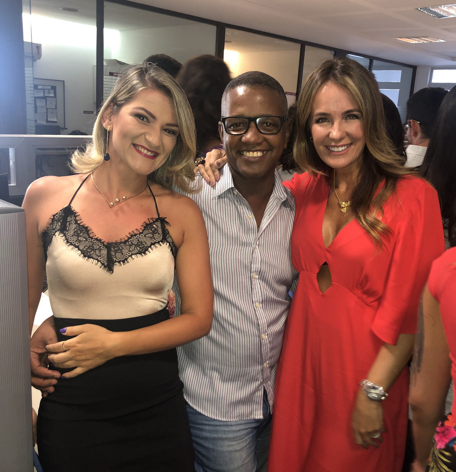Antônio Carlos “Dudu” muito bem emoldurado por Cris Hubner e Patrícia Alvim em recente encontro do Grupo Solar 