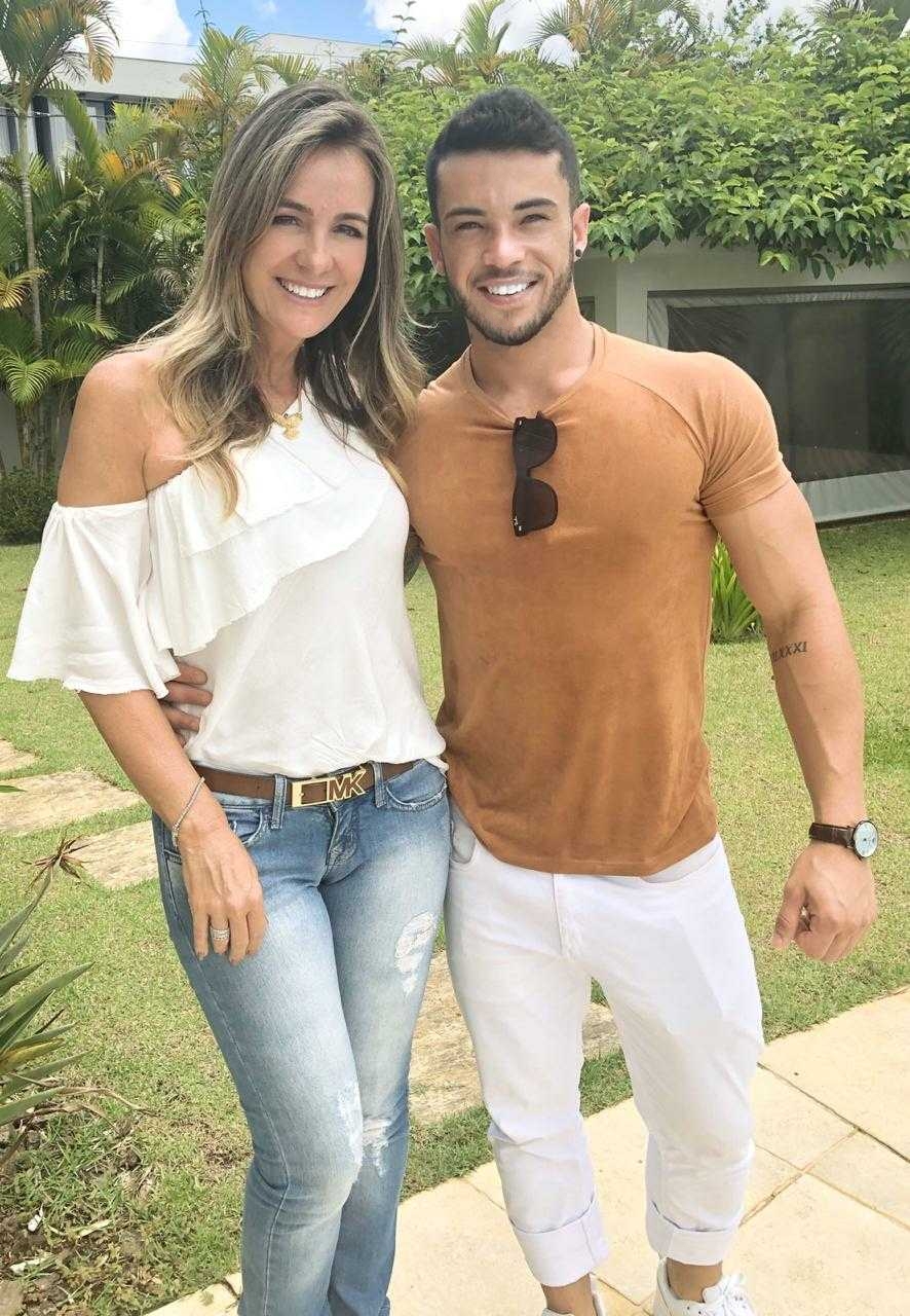 Visita a JF Quem circulou na cidade foi o modelo Douglas Cândido, que vai representar Petrópolis (RJ) no concurso Mister Brasil Tur, em novembro. Ele aproveitou para um bate-papo com Patrícia Alvim sobre moda e o cursos. 