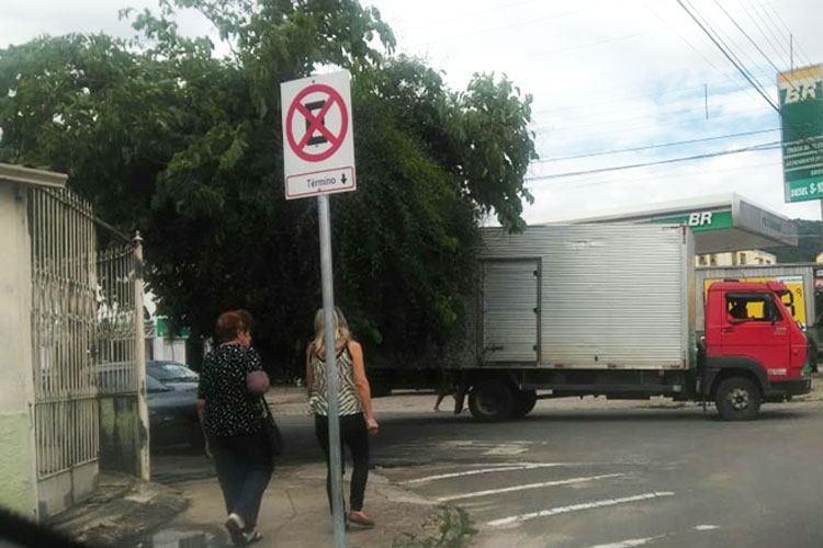 Árvore sem poda preocupa motoristas no Santa Terezinha 1 Poda árvore Santa Terezinha