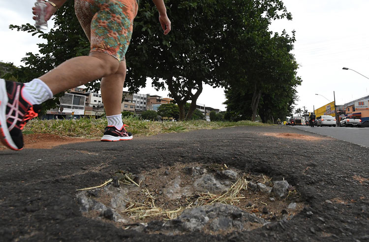 Buraco em calçada oferece riscos a pedestres 1 VU 06 02 19 calçada 1