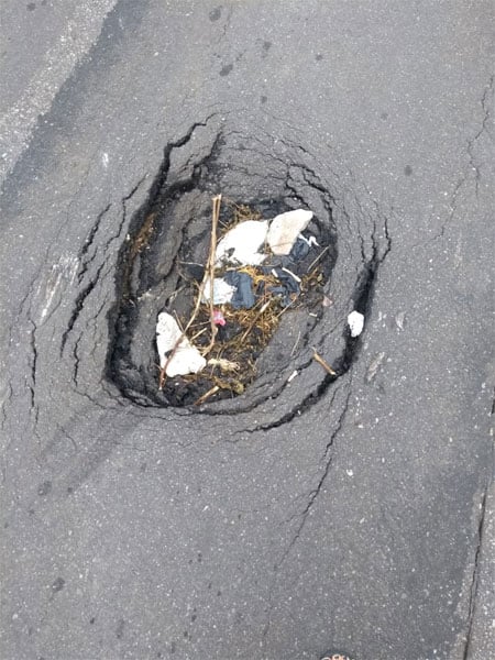 Motorista tem carro danificado após passar em buraco 1 VU 07 02 BURACO Grajaú