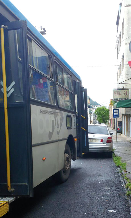 Leitora flagra carro estacionado em ponto de ônibus 1 VU 28 02 Mundo Novo