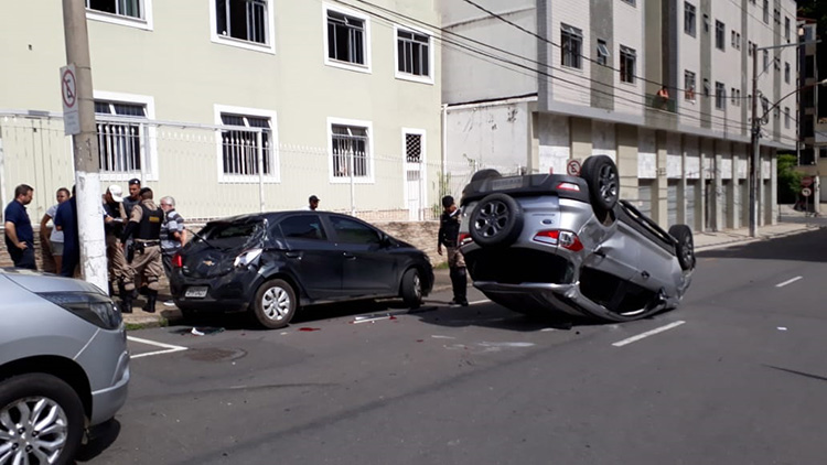Carro capota na região Central de Juiz de Fora 1 acidente olavo1