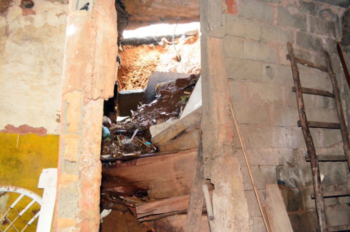 Forte chuva assusta moradores do Bairro Sagrado Coração de Jesus 1 buraco 2 by Olavo Prazeres