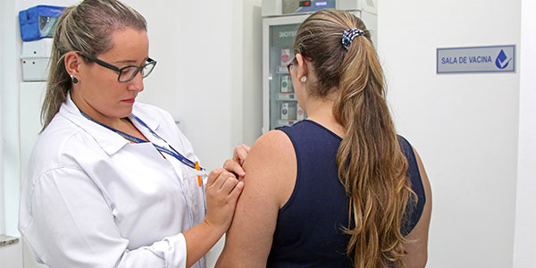 Atletas e demais profissionais precisam manter cartão de vacinas em dia 5 côrtes capa